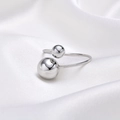 Anillo ajustable minimalista de cuentas de acero inoxidable plateado sobre seda blanca - F10077 Doble Bola Plateado