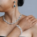 Dettaglio della collana e orecchini con gocce di smeraldo e cristalli lucidi - Set da 3 Pezzi Argento Verde (778)