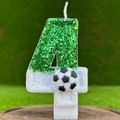 Grüne Glitzer-Geburtstagskerze Nummer 4 mit Fußball-Detail und weißer Textur - Nummer 4