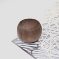 Diffuseur d'huiles essentielles rond en bois brun foncé avec texture lisse et grain naturel - Petit Œuf Noyer Noir