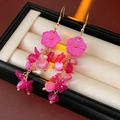 Pendientes de flores rosas con borlas de perlas y ganchos dorados en joyero elegante - Borla de Flor Magenta (Gancho de oreja)