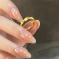 Makro-Detail des vergoldeten gedrehten Rings mit eleganter gebürsteter Mattierung - Gold (Echtgold Vergoldet)