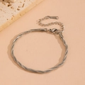Vista macro detallada de la pulsera de cadena de serpiente de varios hilos en color plata - Pulsera Trenzada Color Acero