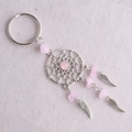 Dettaglio portachiavi acchiappasogni con pietre di cristallo rosa e ciondoli ad ala - Quarzo rosa