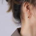 Pendientes de gancho de gota en oro de 18K pulido mostrados en la oreja de modelo - Oro Rosa Par Grande