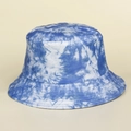Gros plan sur le chapeau bob tie-dye bleu et blanc avec texture en coton naturel - M (56-58cm) / Bleu clair