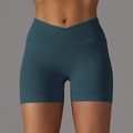 Dettaglio degli shorts da yoga verde scuro senza cuciture con vita alta a incrocio - Taglia S / Pantaloni e gonne / Verde Germano