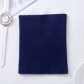 Tour de cou en cachemire tricoté bleu foncé avec texture côtelée sur fond blanc - Bleu Marine