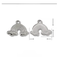 Dettaglio del ciondolo a nuvola arcobaleno in acciaio inox con dimensioni e texture - VG447 Argento Nuvola Arcobaleno