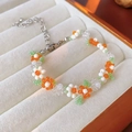 Bracciale floreale regolabile con perline arancioni, bianche e verdi in vassoio di velluto - Bracciale-Arancione-Bianco-Verde