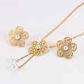 Dettaglio di parure di gioielli a fiori dorati con perle e catene pendenti - Oro