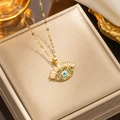 Collar de acero de titanio con colgante de ojo turco, cristales verdes y baño de 18k - Ojo del Diablo de la Suerte Dorado