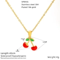 Détail montrant les dimensions du pendentif cerise en émail sur chaîne en acier doré - Style Cerise (SP893G)