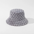 Gros plan du bob en fausse fourrure grise avec texture pelucheuse et matière d'hiver épaisse - M (56-58cm) / Gris