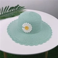 Détail d'un chapeau de paille vert clair orné d'une marguerite et d'un bord ondulé - Adulte M (56-58cm) / Marguerite à Bord Festonné / Vert d'Eau