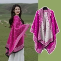 Poncho ethnique en maille rose rouge avec motifs d'étoiles et pompons noirs - Couleur 16