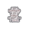 Emaille-Anstecker mit rosa I HAVE A BOYFRIEND HE LIVES IN KOREA Text und Herzdetail - Ich Habe Einen Freund In Korea