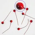 Nahaufnahme künstlicher roter Beeren für DIY-Weihnachtskränze und Dekorationen - 10mm / Rot und Schwarz Verlaufsfarbe