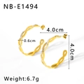 Detail van 18k vergulde gedraaide oorringen met afmetingen 4,0cm en een gewicht van 6,7g - 18K Vergulde Gedraaide Zirkonia C-Vormige Oorbellen (NB-E1494)