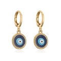 Makroaufnahme vergoldeter Evil Eye Ohrringe mit blauer Emaille und Zirkonia Steinen - Dunkelblau Rund (42385)