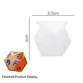Moule en silicone translucide pour dés polyédriques avec un exemple de dé orange fini - Dés n° 13
