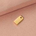 Detailopname van een gepolijste gouden rechthoekige metalen hanger met een gaatje - 1mm Dikte / Goud