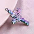 Regenbogenfarbener Edelstahl Kreuzanhänger mit geprägtem Rosen-Design für Schmuck - Regenbogenfarben