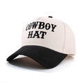 Detail der Cowboy Hat Bestickung auf einer zweifarbigen Baumwoll-Basecap mit Schirm - Beigeweiß mit Schwarz