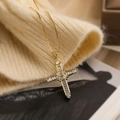 Dettaglio della collana con ciondolo a croce placcata oro 18K con pietre di zircone - Croce con Pavé di Zirconi Quadrati