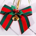 Kerststrik met rood-groene strepen, gouden bel en groene hulstblaadjes als decoratie - 2,5 cm Breedte / Rood & Groen Gestreepte Strik (Met Bel)
