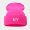 Primer plano del gorro de punto rosa con bordado NY blanco y textura de canalé fino - Talla única / Rosa Claro
