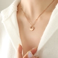 Elegante collar de oro rosa con colgante de candado hueco en el cuello de una modelo - 40+5cm / Oro rosa