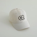 Dettaglio del cappellino sportivo panna con fori di traspirazione laser e logo ricamato - Beige