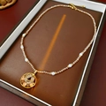 Detail einer Vintage-Perlenkette mit goldfarbenen Kristallperlen und Kreisanhänger - Goldbraun