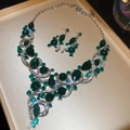 Parure luxe avec pierres vert émeraude, collier et boucles d'oreilles style vintage - Ensemble 2 pièces argenté et vert