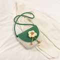 Sac seau tissé floral en vert forêt et blanc crème avec détail de fleur en peluche jaune - Vert