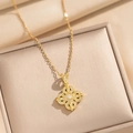 Elegante collana con ciondolo a quadrifoglio dorato e cristalli su seta pregiata - Oro