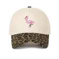 Detail der Flamingo-Stickerei auf weißer Kappe mit Leopard-Muster am Schirm - Creme/Leopard