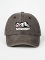 Detalle del bordado de vaca MOOOOODY en gorra de béisbol de algodón lavado vintage - café
