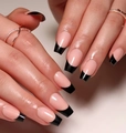 Französische Press-on-Nägel in Nudepink mit schwarzen V-Spitzen und Sargform - Schwarzer Französischer V-Form-Stil (JP2521)