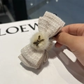 Elegante fermaglio per capelli in tweed bianco sporco con coniglio dorato e pon pon - Metro