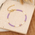 Detail eines Perlenarmbands mit lila Herzanhänger, Goldperlen und verstellbarer Kette - Lila/8# Amethyst