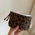 Dettaglio di un portamonete in velluto a coste leopardato con etichetta in tessuto - Senza Accessori / Leopardo marrone