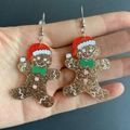 Orecchini a omino di pan di zenzero in acrilico glitterato con cappelli natalizi - J37 Omino di Pan di Zenzero