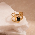 Détail d'une bague géométrique dorée à double couche avec un zircon noir sur pierre - Style Carré Noir Géométrique Multicouche (TR100)