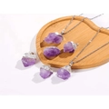 Natürlicher Amethyst-Anhänger in Rohform mit Versilberung auf herzförmigem Holztablett - Amethyst Anhänger + Kette / Silber