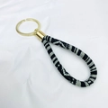 Boho Schlüsselanhänger mit schwarz-weißem Stoffband und goldenem Metallring - Schwarz Weiß Geometrisch