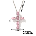 Dettaglio del ciondolo a croce con zircone rosa, catena 40+5cm e misure del prodotto - Rosa