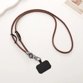 Détail d'un cordon de téléphone en cuir PU marron avec patch noir et boucle en métal - Bandoulière / café