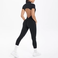Detaillierte Rückansicht des schwarzen Yoga-Bodysuits mit offenem Rücken und Scrunch-Effekt - S / Schwarz